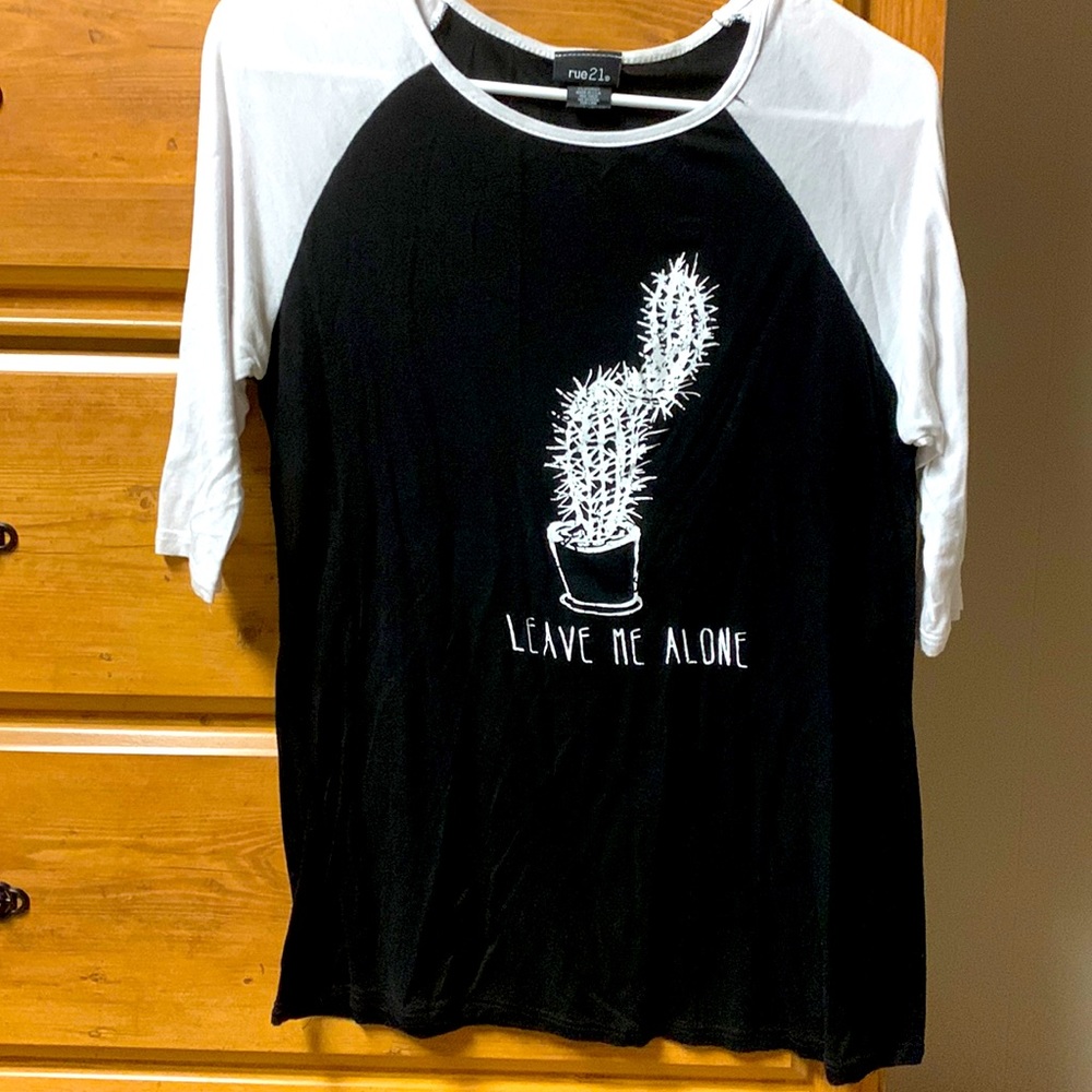 3/4 sleeve graphic top